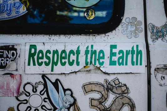 Niszczejąca tabliczka z zielonym napisem "Respect the Earth"
