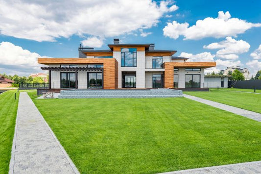 nowoczesna villa z zieloną skoszoną trawą