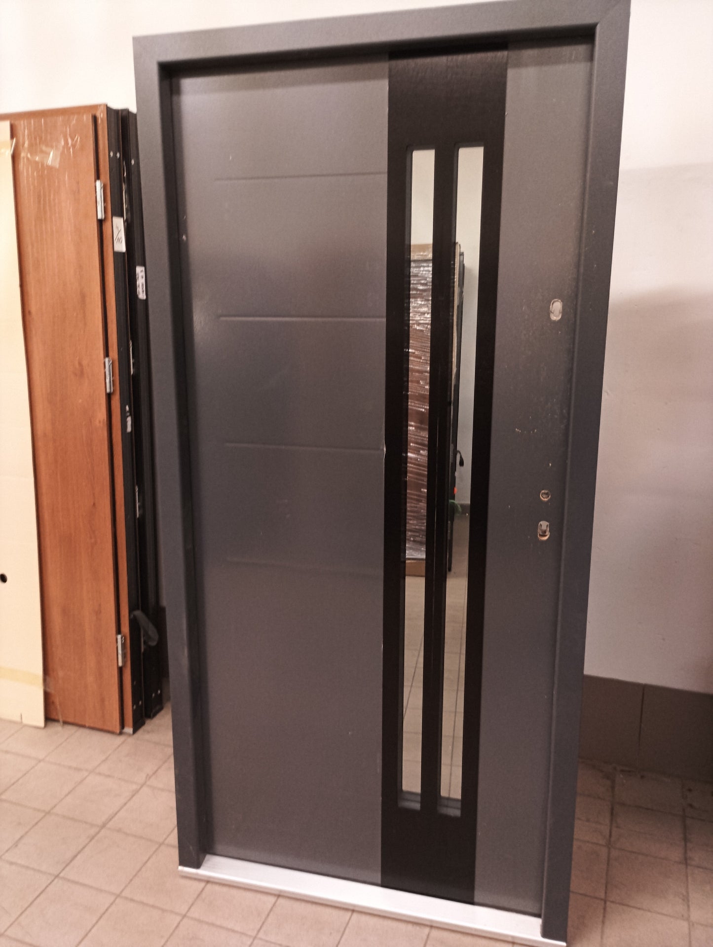 Drzwi zewnętrzne Disting model prototypowy - 2 gatunek kolor ANTRACYT "90" prawe
